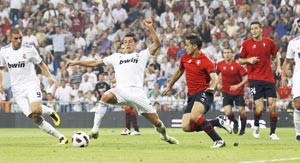 نجم ريال مدريد البرتغالي كريستيانو رونالدو يحول الكرة امام مدافعي اوساسونا صانعا الهدف الوحيد في المباراة لريكاردو كارفاليو	اپ