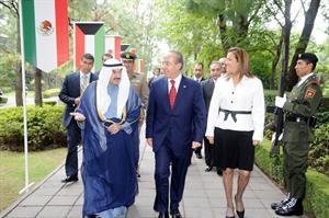 الرئيس المكسيكي فيليب كالديرون مستقبلا سمو رئيس الوزراء الشيخ ناصر المحمد خلال زيارة سموه الى المكسيك ضمن جولته الاخيرة الى اميركا الجنوبية﻿