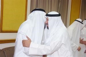 الزميل عبداللطيف العميري يقدم التهنئة للعيسى﻿