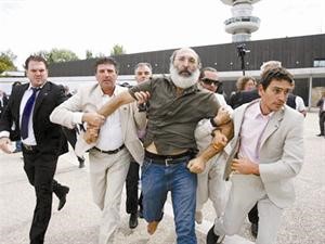 وملقي الحذاء بعد ان القي القبض عليه اپ