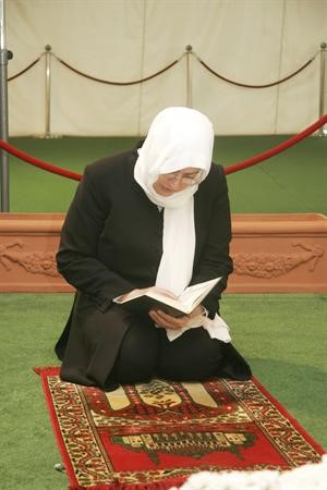 النائب بهية الحريري تقرا القران على ضريح الشهيد رفيق الحريري امس	محمود الطويل﻿