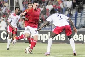 نجم الاهلي محمد ابوتريكة يحاول المرور من لاعب هارتلاند
