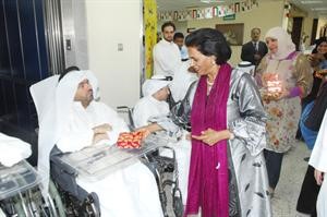 الشيخة فريحة تقدم هدية لاحد النزلاء﻿