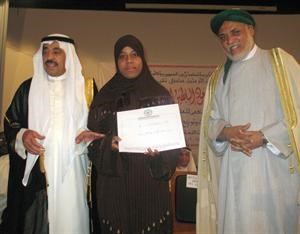 عبدالعزيز البابطين مكرما احدى الخريجات بحضور الرئيس عبدالله سامبي