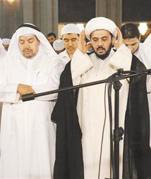 الشيخ راضي الحبيب ودعادل الفلاح خلال صلاة القيام في المسجد الكبير
﻿