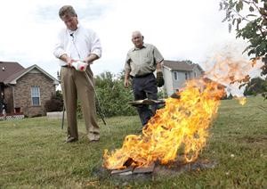 متطرفان يقومان بحرقنسخ من المصحف الشريف في ولاية تينيسي 								رويترز﻿