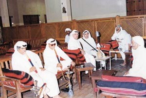 المقاهي الشعبية أحد مظاهر الاحتفال بالعيد وتحمل خصوصية لدى الكويتيين 