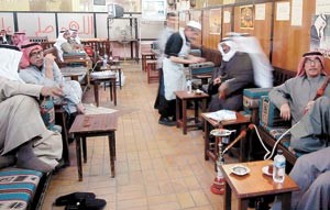 المقاهي الشعبية أحد مظاهر الاحتفال بالعيد وتحمل خصوصية لدى الكويتيين 