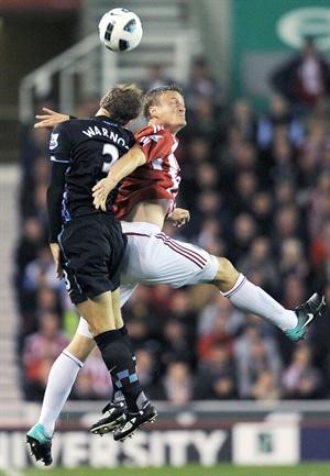 لاعب استون فيلا ستيفن وارنوك في كرة راسية مع لاعب ستوك روبرت هوث اپ