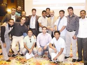 ضياء احمد متوسطا الموظفين عقب البرنامج التدريبي
