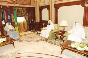 سمو نائب الامير وولي العهد الشيخ نواف الاحمد مستقبلا خالد السلطان وعادل الصرعاوي﻿
