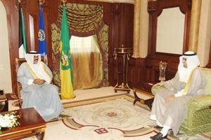 سمو نائب الامير خلال لقائه الشيخ خليفة علي الخليفة﻿