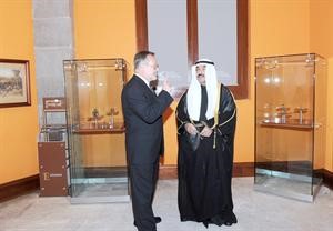 سمو رئيس الوزراء خلال جولة في المتحف الوطني