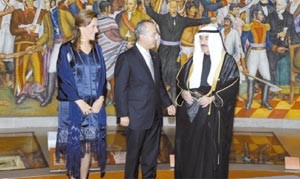 سمو رئيس الوزراء الشيخ ناصر المحمد خلال لقائه رئيس المكسيك فيليب كالديرون وعقيلته مارغريتا فرافالا