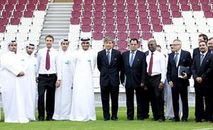 وفد فيفا والشيخ محمد بن حمد ومسؤولو ملف قطر 2022 خلال جولتهم في الملاعب التي ستستضيف مباريات المونديالافپ﻿
