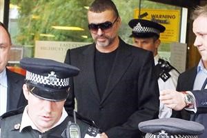 جورج مايكل في عهدة الشرطة البريطانية﻿