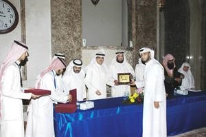 ممحمد الحمدان وفلاح الصواغ يكرمان احد الفائزين