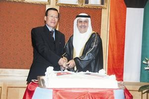 مدير ادارة اسيا السفير محمد المجرن الرومي والسفير الكوري الشمالي يقطعان كعكة الاحتفال
﻿