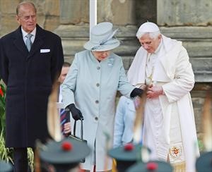 الملكة البريطانية اليزابيث الثانية مرحبة بالبابا بنديكتوس السادس عشر بعد استعراض حرس الشرف ويبدو الامير فيليب بجوارهما امس 	افپ﻿