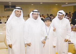 الشيخ فهد جابر العلي وماحمد العنزي يكرمان احد الفائزين في المسابقة
﻿