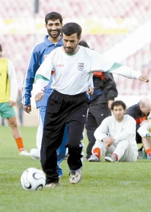 الرئيس الايراني احمدي نجاد لاعب موهوب وداعم كبير للمنتخب الايراني