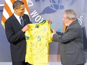 الرئيس البرازيلي دا سيلفا يهدي قميص السيليساو لاوباما