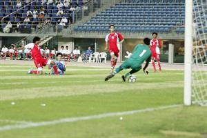 علي الزنكي لحظة تسجيله الهدف في مرمى الامارات