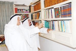 السيد مرتضى الخباز يطلع الزميل منصور الهاجري على محتويات مكتبته اسامة البطراوي