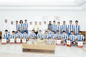 رئيس نادي النصر نوري الهذال متوسطا وفد فريق النجمة البحريني تحت 19 سنة﻿