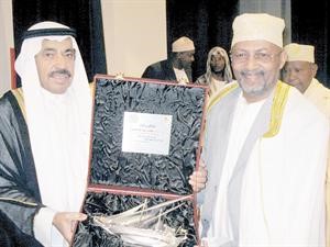 درع تقديرية من جمهورية جزر القمر لرجل الاعمال والشاعر عبدالعزيز البابطين﻿