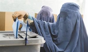 افغانيات منتقبات يدلين باصواتهن في الانتخابات التشريعية بمركز اقتراع في هراةرويترز﻿