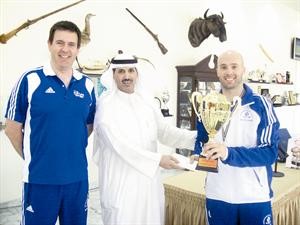 عبيد العصيمي يسلم الكاس لاحد رماة اسكوتلندا
