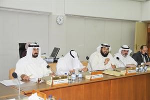 دمحمد العفاسي واركان وزارته اثناء اجتماع اللجنة التشريعية﻿