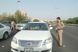 احد ضباط الاعلام الامني يوزع بروشور توعوي