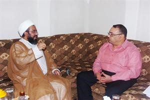 امين عام التحالف الاسلامي الوطني الشيخ حسين المعتوق متحدثا الى الزميل اسامة دياب قاسم باشا
