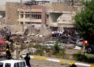 رجال امن ومسعفون عراقيون يعاينون موقع الانفجار في حي المنصور شمال بغداد امس	افپ
﻿