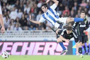 لاعب ريال مدريد تشابي الونسو يسقط في حركة اكروباتية مع لاعب سوسييداد كارلوس مارتينز اپ