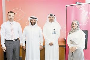 موظفو ادارة التدريب والتطوير وادارة الفروع في زين مع مدرب لغة الاشارة ﻿