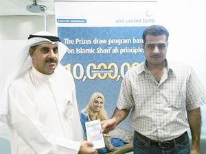 طارق الشويرد يسلم الجائزة الى الفائز سيف عجيل مطر الظفيري وايوب يوسف الجلم﻿