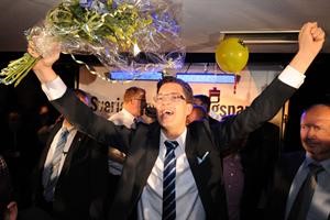 زعيم الديموقراطيين المتطرف ايكسون يحتفل بدخول البرلمان السويديافپ
﻿