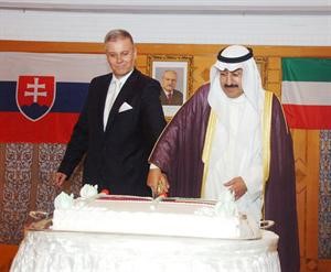 مدير ادارة اوروبا علي العبدالله والسفير السلوفاكي يقطعان كعكة الاحتفال﻿