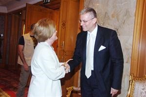  السفيرة الاميركية ديبورا جونز تهنئ السفير السلوفاكي﻿
