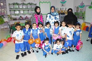 العمر ومديرة روضة العميرية هدى المطر مع عدد من الاطفال