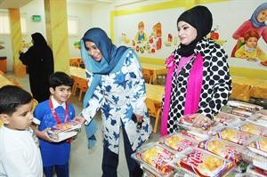 توزيع الوجبات الغذائية على الاطفال في اليوم الاول محمد ماهر
