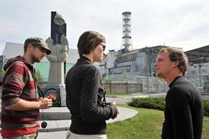 بعض السياح امام المفاعل النووي الذي تسبب في اسوا كارثة نووية في العالمافپ