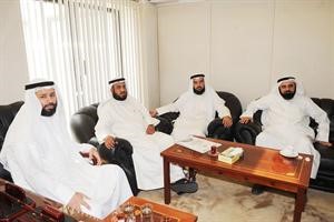 دفيصل المسلم وفلاح الصواغ ودجمعان الحربش ودوليد الطبطبائي خلال الاجتماع
