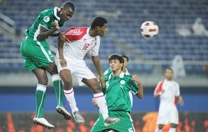 صراع على الكرة بين لاعبي السعودية والامارات