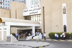 عدد من اولياء الامور والتلاميذ امام باب مركز الشيخ ناصر سعود الصباح يندبون حظهم لعدم تمكنهم من التسجيل