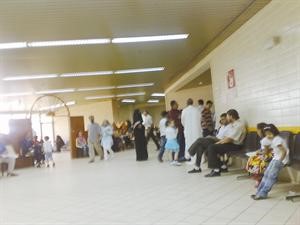 الزحام يبدو في ممرات المستوصف