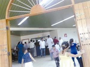 الفوضى امام مكتب تسجيل الصحة المدرسية
